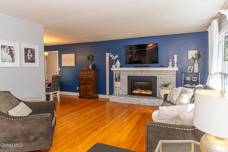 2nd image of 28 Sandalwood Lane