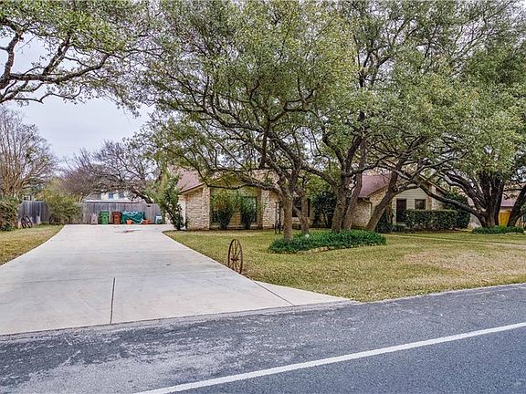 3rd image of 2809 Great Oaks Dr