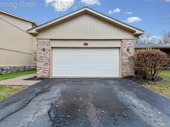 29455 Sylvan Ln, Farmington, MI 48334