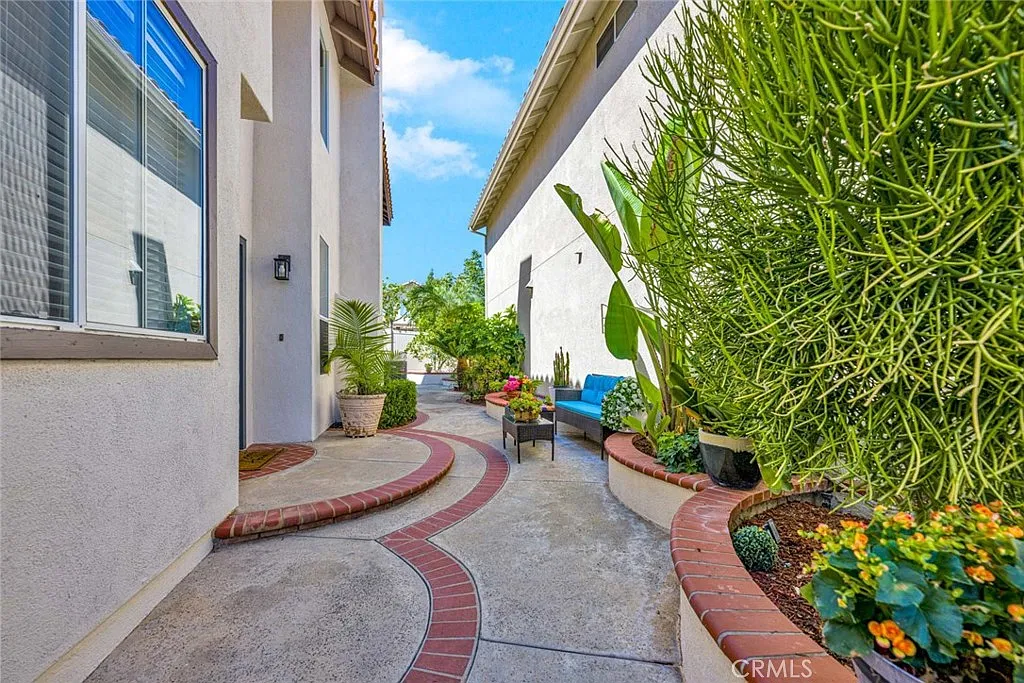 4 bed, 2038 sqft, $5,000 — Photo 3