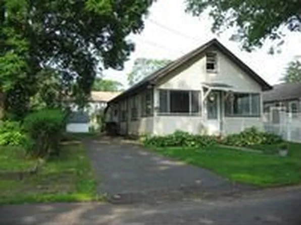 211 Pine Dr, Bay Shore, NY 11706