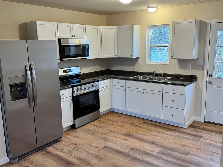 304 W Watson St — Photo 3
