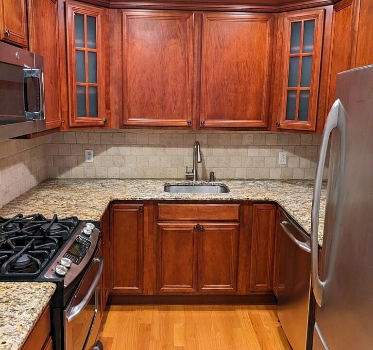 1st image of 206 Park Ave E