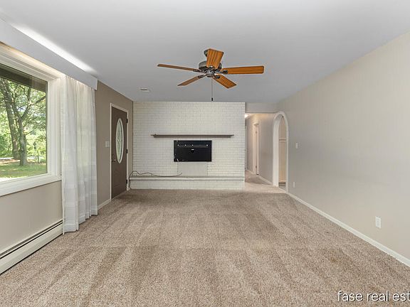 5th image of 7676 Courtland Dr NE