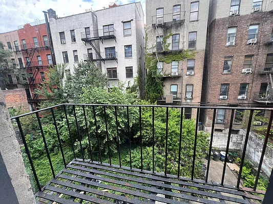 Rented by KNOCKKNOCK LLC | media 11