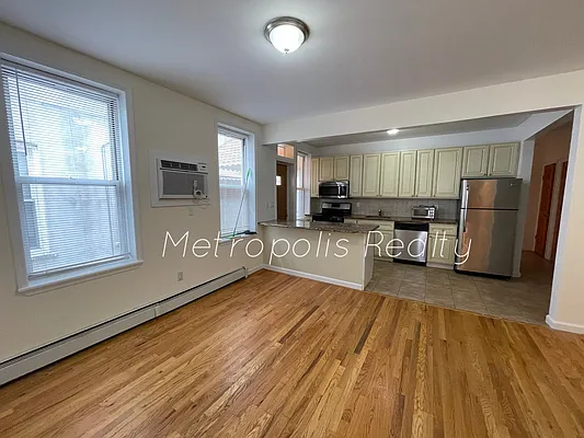 Rented by Metropolis International Realty Inc. | media 1