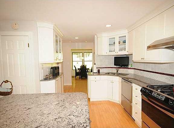 4th image of 11 Winslow Place #11