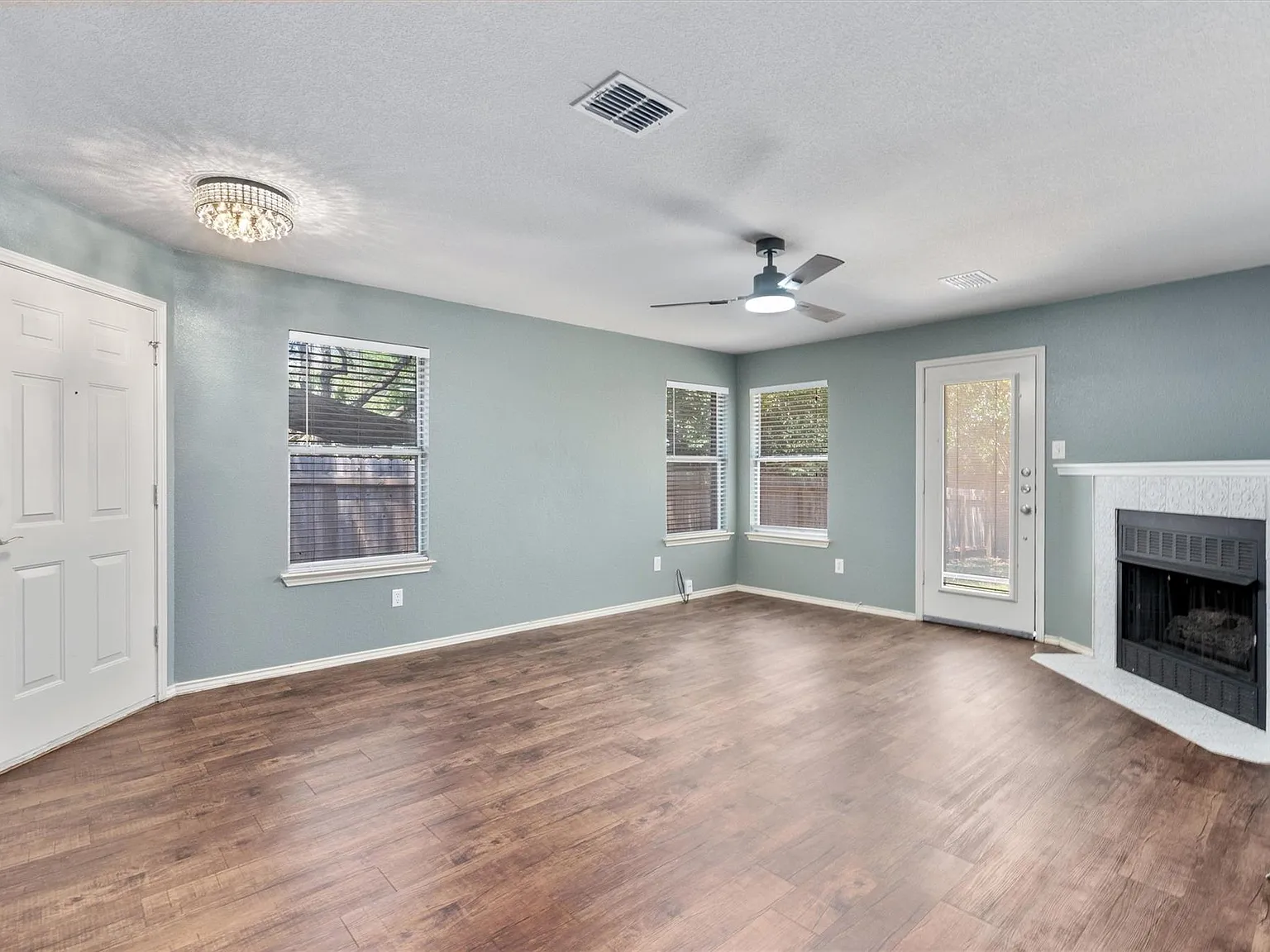 3 bed, 2.0 bath, 1337 sqft, $2,100 — Photo 4