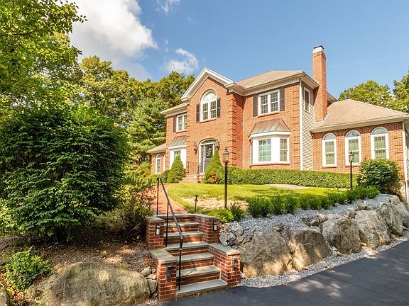 3rd image of 25 Windsor Dr