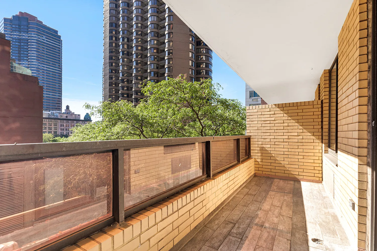 311 E 38th St APT 3C photo 1