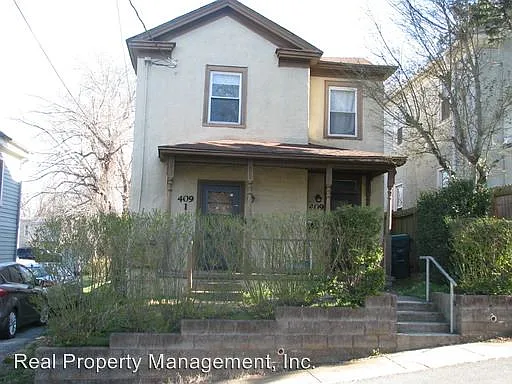 409 Oak St photo 1