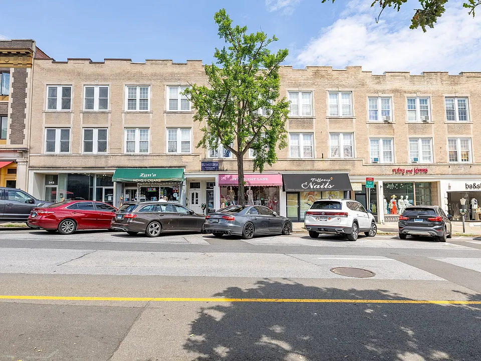 347 Greenwich Ave