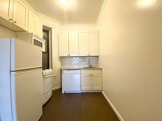 2nd image of 307 E 85th St #1ER