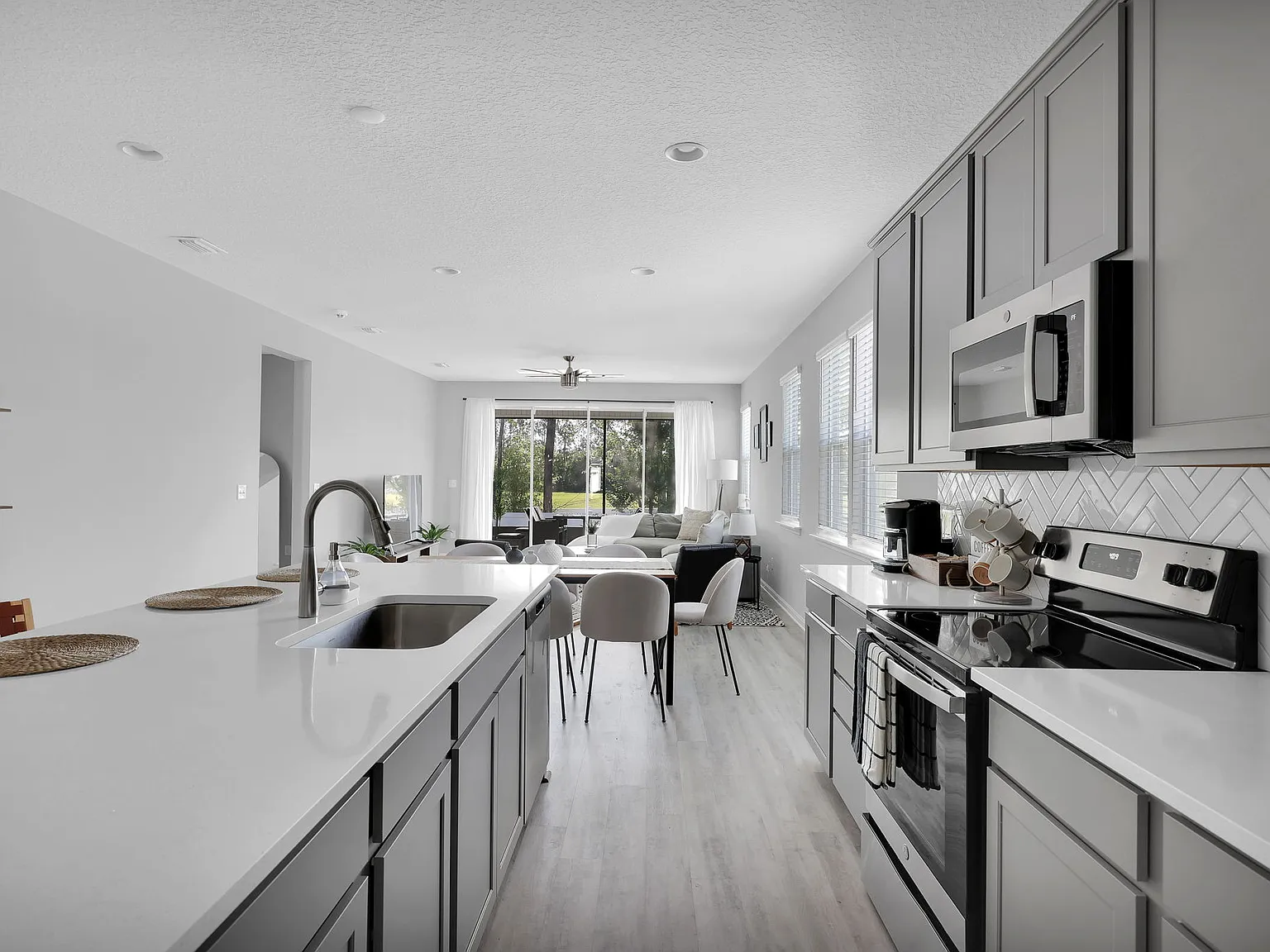 4 bed, 2046 sqft, $2,575 — Photo 4