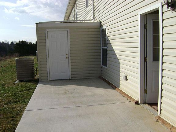 3rd image of 325 Thoroughbred Cir
