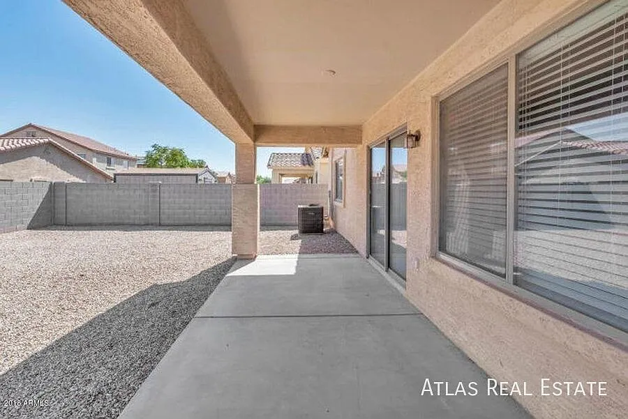 $600 Off First Months Rent!! Beautiful 4 bedroom with 3 car garage in Tortosa — Photo 2