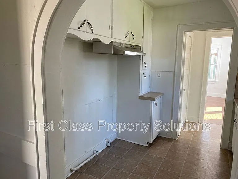 1801 N Jordan Ave — Photo 15