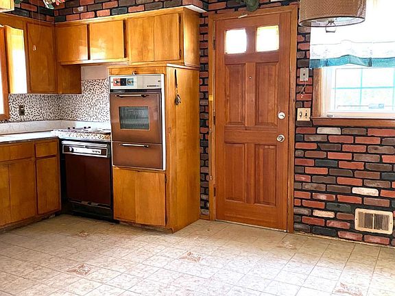4th image of 19 Oakdale St