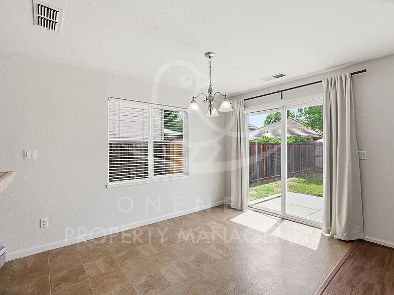 1368 Paddington Way — Photo 7