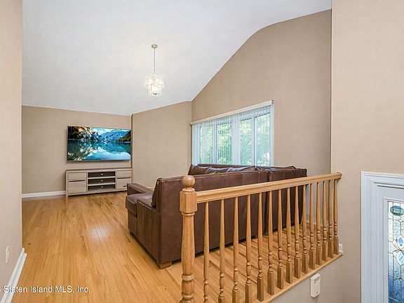 5th image of 52 Vineland Ave
