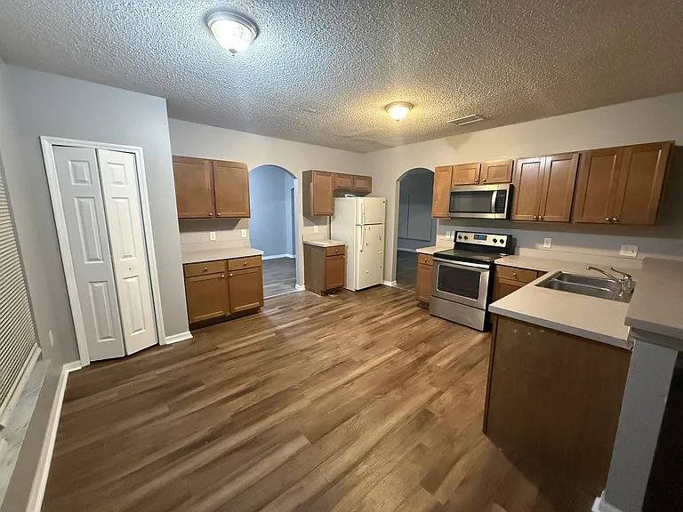 1222 Amazon Ln — Photo 3