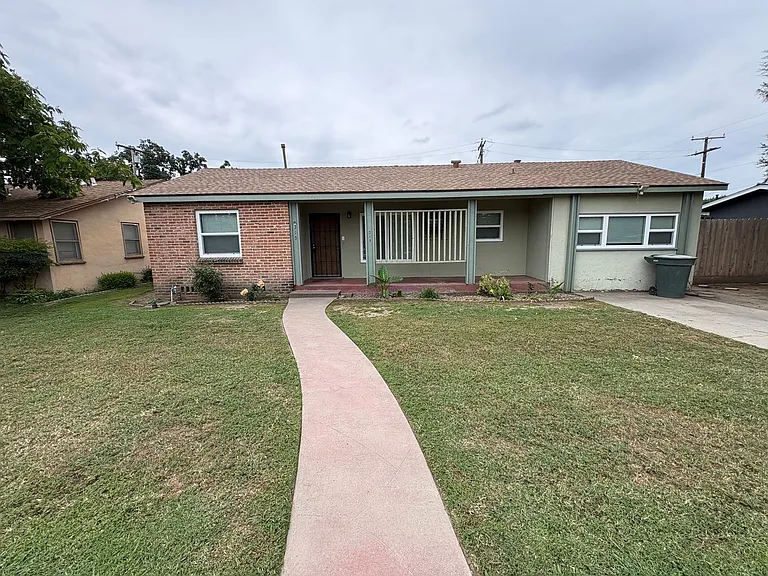 315 W Kaweah Ave — Photo 1