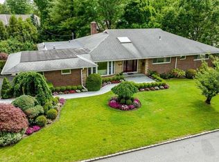 24 Ridge Dr W, Great Neck, NY 11021