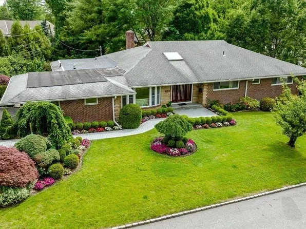 24 Ridge Drive W, Great Neck, NY 11021