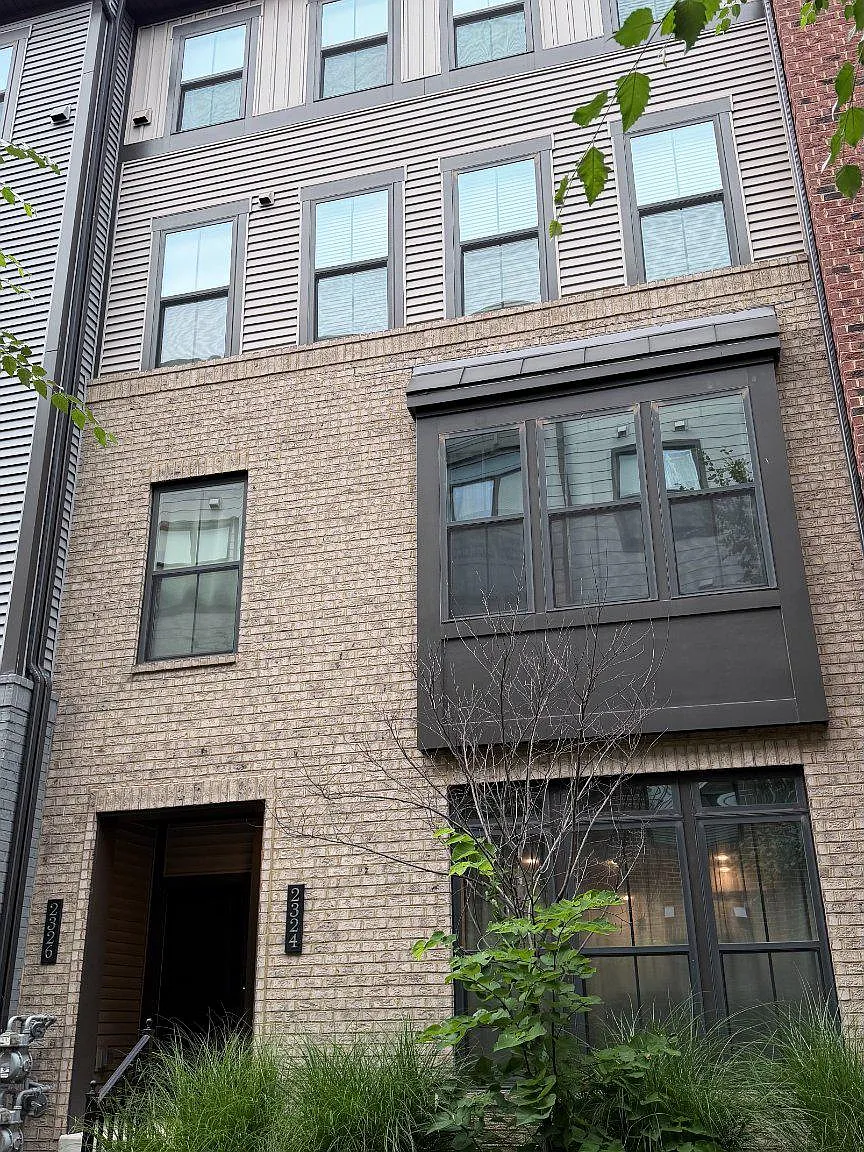 3 bed, 2.5 bath, 1824 sqft, $3,400 — Photo 1