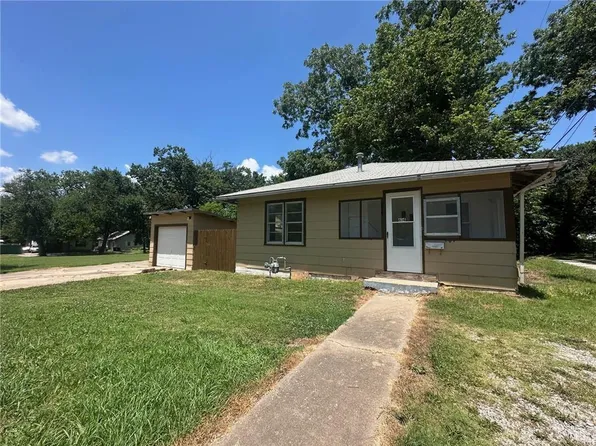 614 W Poplar St, Independence, KS 67301