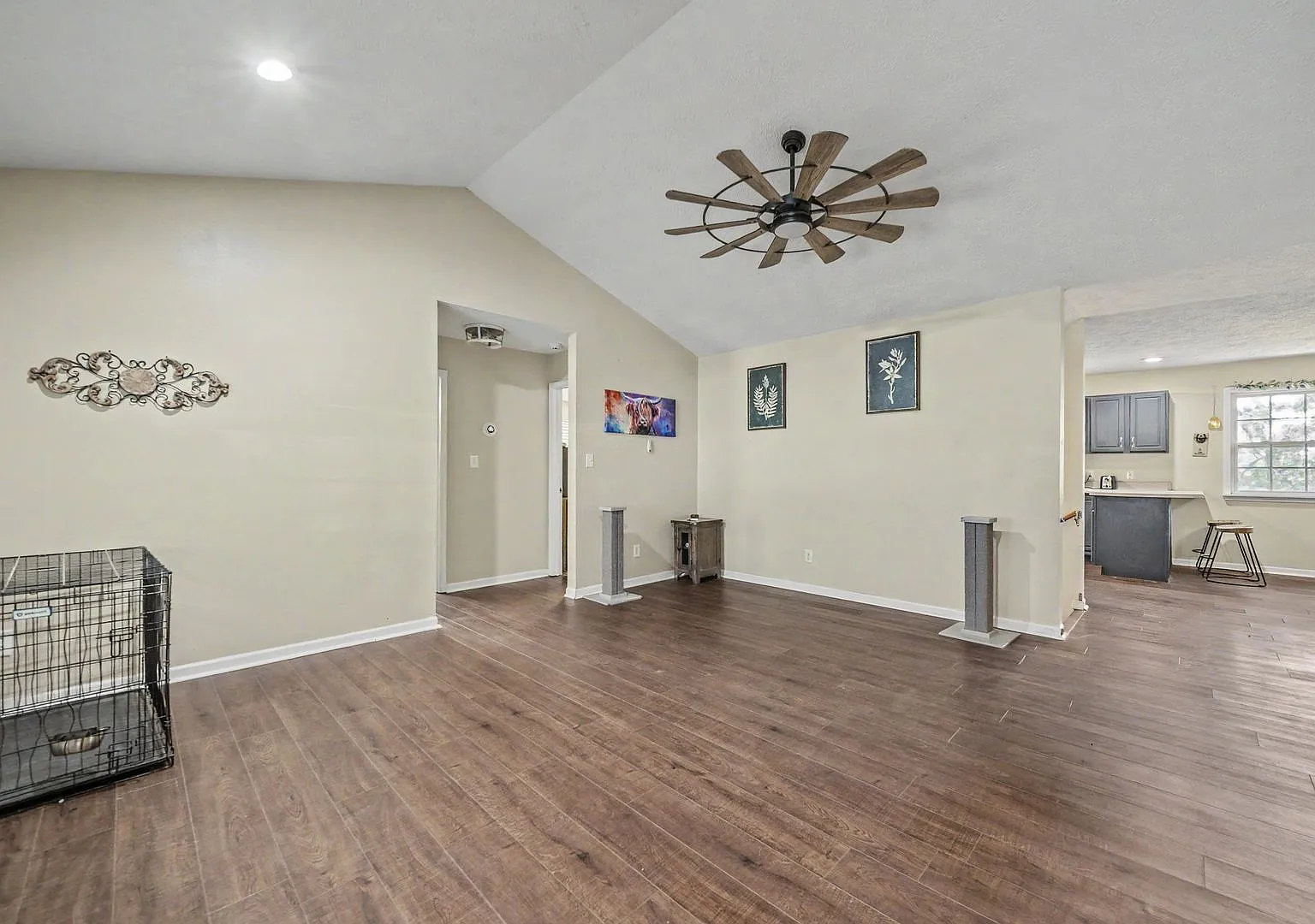 Large home with a pool table! — Photo 2