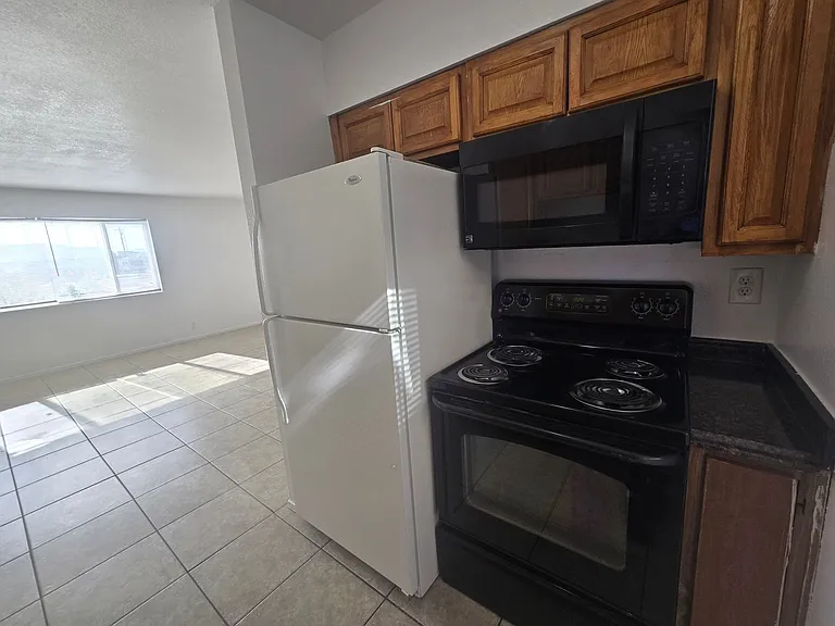 213 E Foster Ave — Photo 7