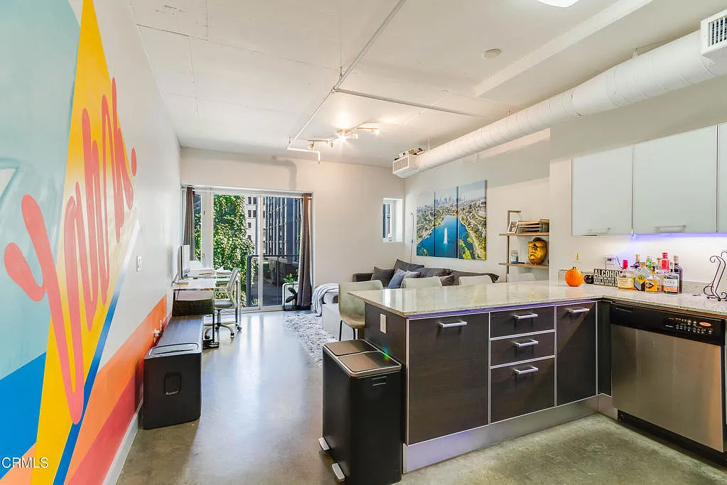 645 W 9th St — Photo 1