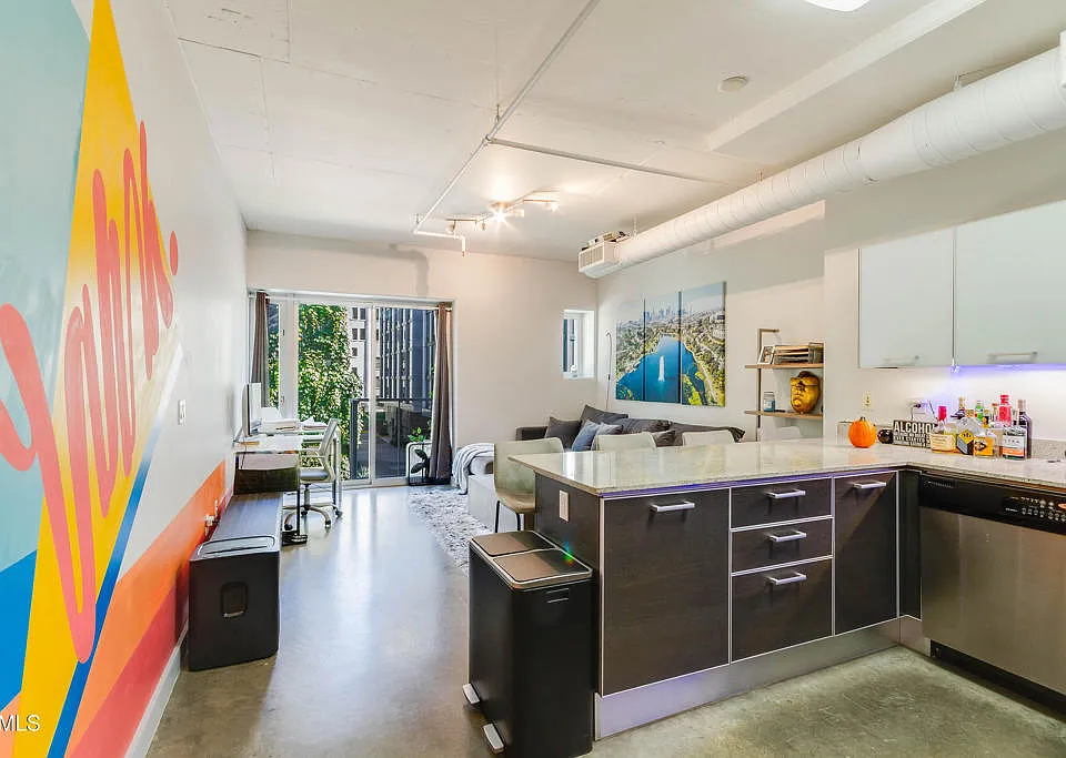 645 W 9th St #221