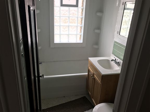4th image of 3818 Leybourn Ave