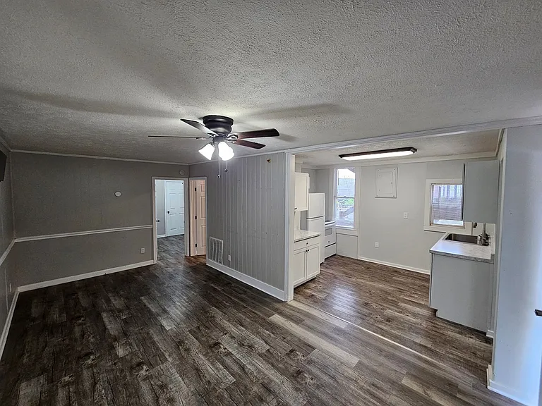 301 S Magnolia St #1 — Photo 3
