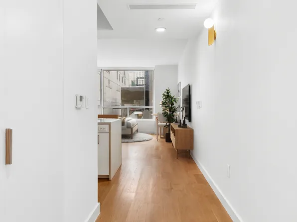 301 East 61st Street image 6 of 13