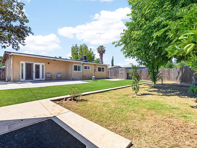 2203 Del Rio Dr — Photo 29