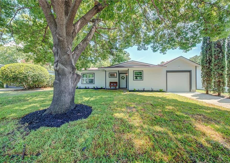1st image of 2636 Greenhurst Dr