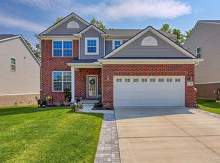 21390 Navarra Dr, South Lyon, MI 48178