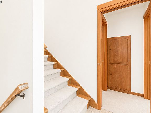 5th image of 3831 SW Canby St