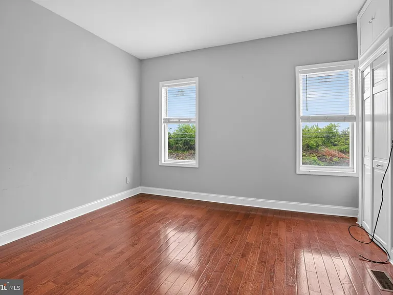 2319 E Somerset St — Photo 14