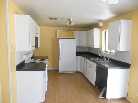 2nd image of 868 Douglas Dr