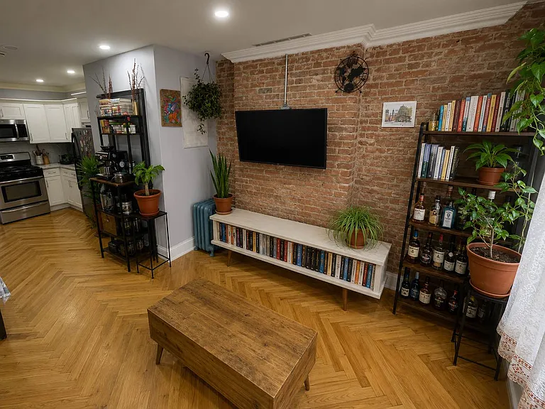 86 Cornelia St #2 — Photo 3