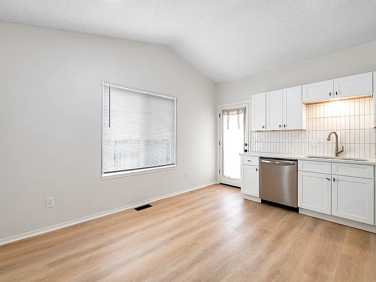 3332 N Governeour Cir — Photo 2