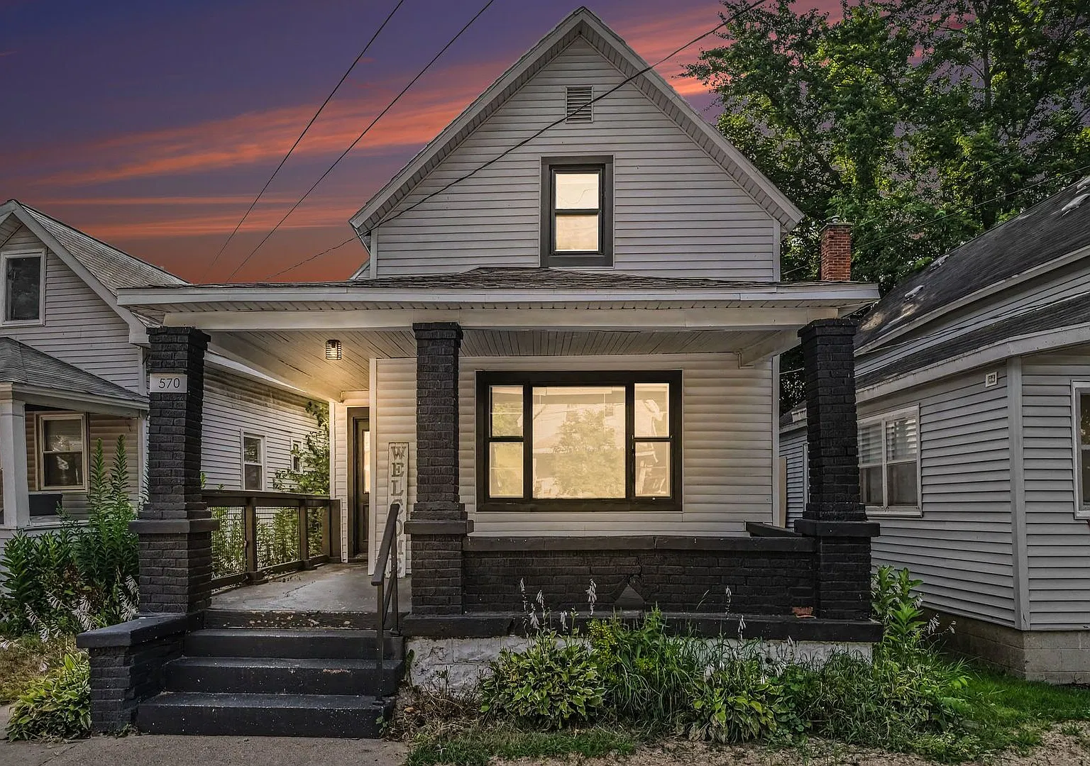 Charming 3BR / 2BA Bungalow with Garage & Fenced Yard — Photo 2
