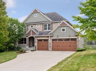 906 Woodland Dr, Little Canada, MN 55109