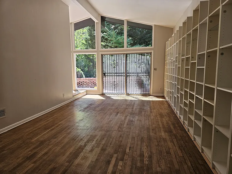 3543 Cloudland Dr — Photo 3