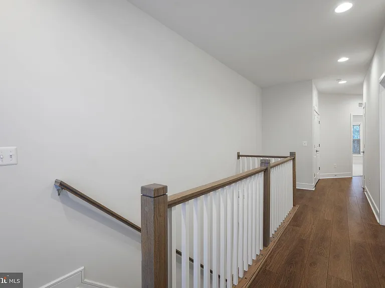 43421 Farringdon Sq — Photo 32