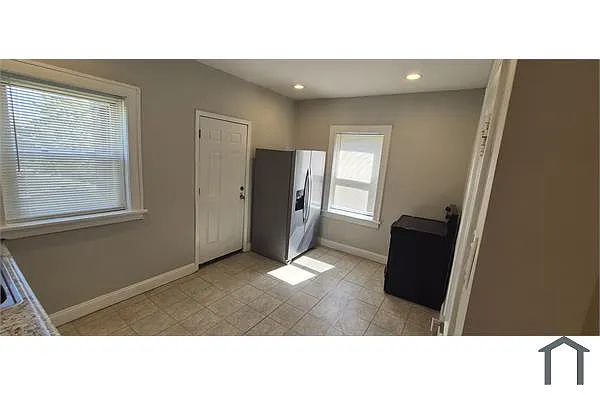 Building Photo - 4849 Kossuth Ave #2